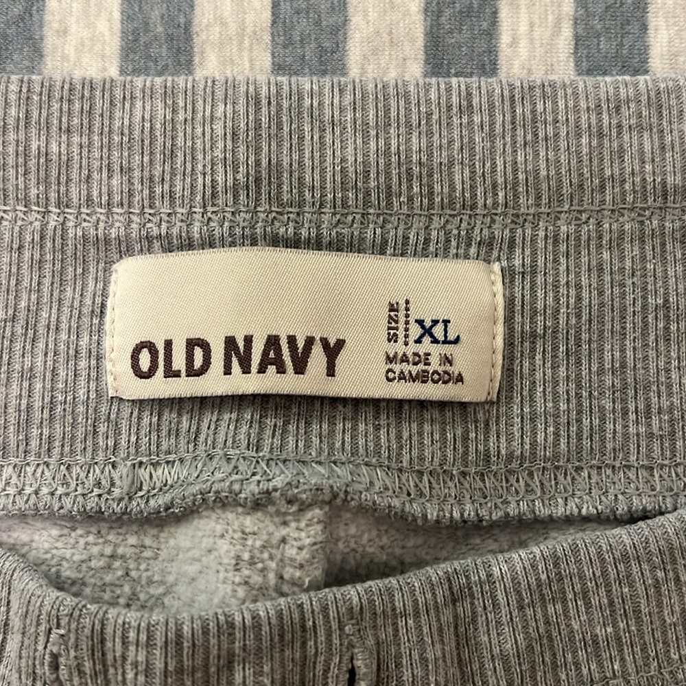 Old Navy Grey Cropped Sweatpants - Picture 3 of 4